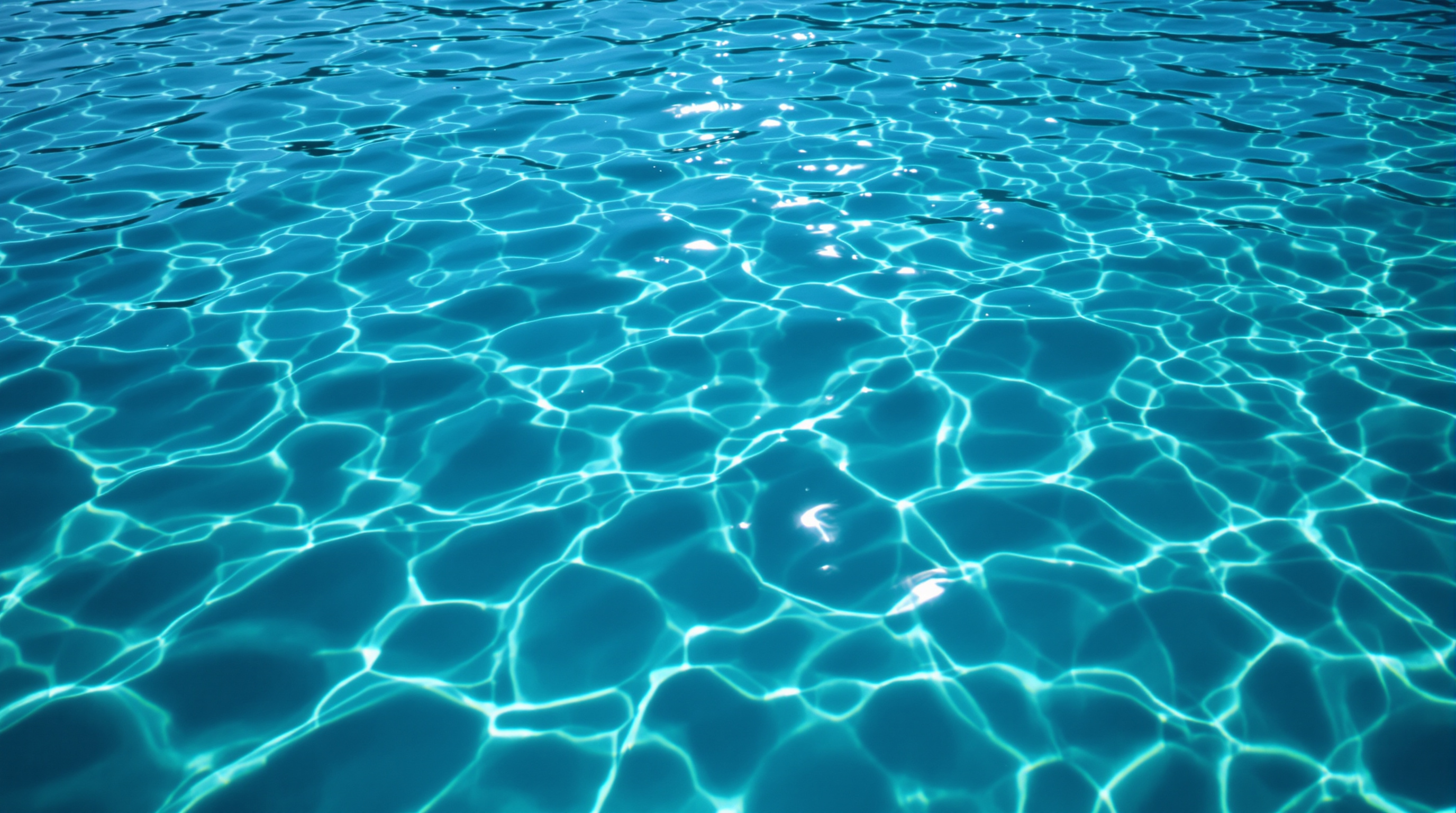 Ruhiger Swimmingpool mit sanften Wasserwellen und warmem Morgenlicht