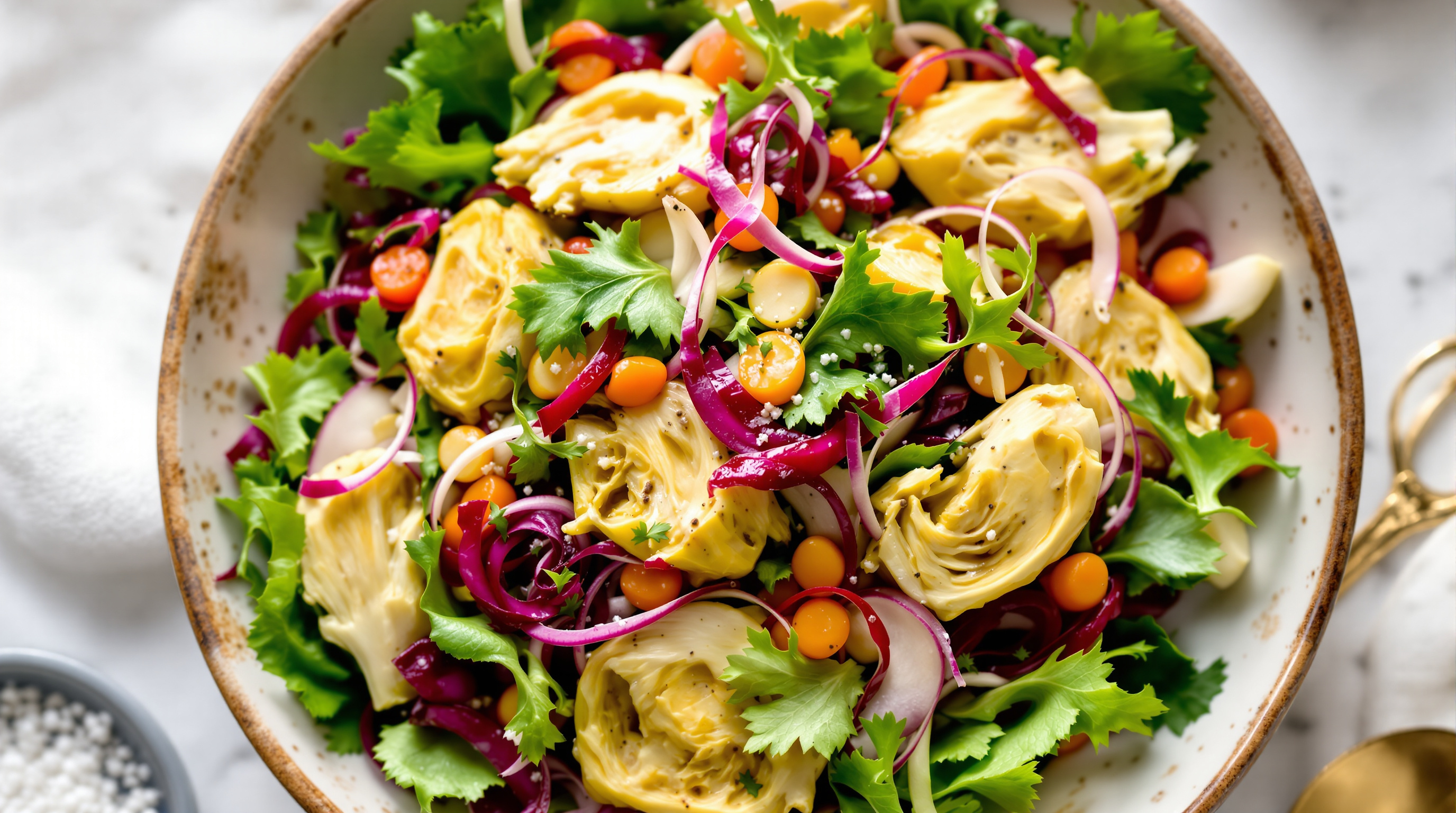Bunter mediterraner Salat mit Artischocken und Radicchio in einer Keramikschale